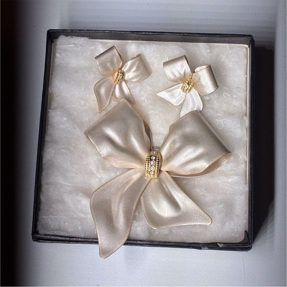Ribbon Bow earrings Brooch Pin Set Champaign white Satin VTG 90s winter campy